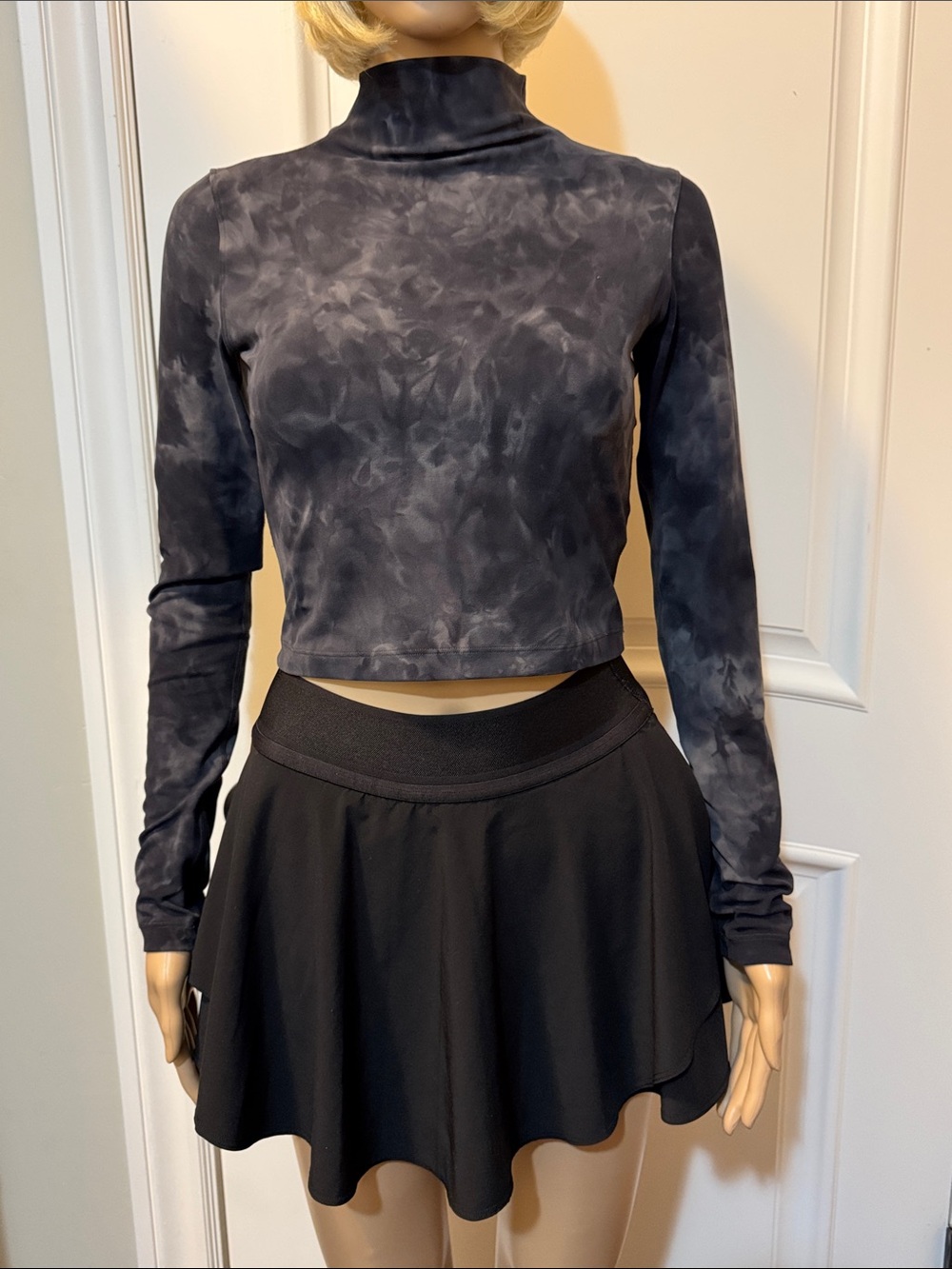 Lululemon✨Bundle Black
Layered Skater Skirt s2/Black Tie- Dye Long sleeve Top s4